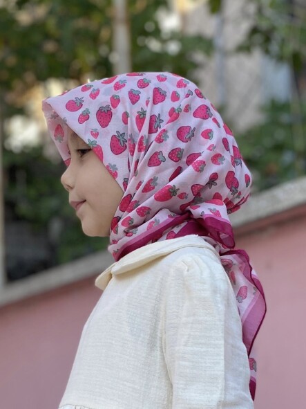 KİDS SULU BOYA ÇİLEK DESEN EŞARP 